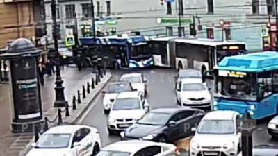 Видео: в центре Петербурга столкнулись автобус и троллейбус - piter.tv - Санкт-Петербург