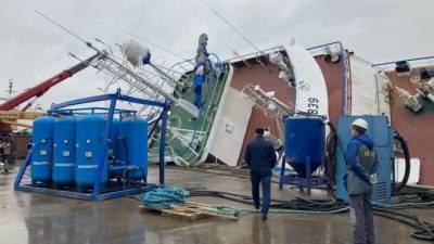 В Петербурге до сих пор ищут двоих рабочих после инцидента с траулером - piter.tv - Ленинградская обл. - Санкт-Петербург