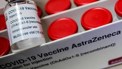 Ангела Меркель - Йенс Шпан - Германия станет вакцинировать AstraZeneca только граждан старше 60 - iz.ru - Берлин