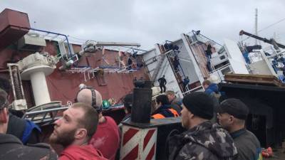 На опрокинувшемся в Ленобласти судне нашли тело женщины - gazeta.ru - Ленинградская обл.