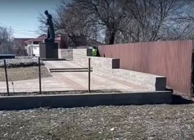Инспектор ДПС справил нужду за братской могилой в Белгороде и будет уволен - province.ru - Белгородская обл. - Белгород