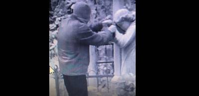 Видео: мужчина несколько лет разрушал надгробные фигуры ангелов на кладбище Петербурга - ivbg.ru - Ленинградская обл. - Санкт-Петербург - Петербург