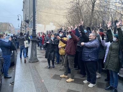 Петербуржцы встали живым щитом в защиту сквера перед обсуждением его статуса в Заксобрании - znak.com - Англия - Петербурга