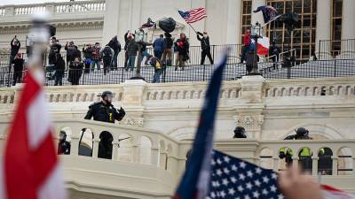 Дональд Трамп - Двое полицейских Капитолия подали в суд на Трампа из-за беспорядков 6 января - iz.ru