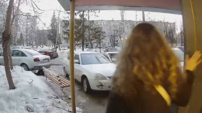Машина врезалась в подъезд в Пензе и едва не задавила девушку - vesti.ru - Пенза