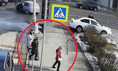 Полицейский на «Шкоде» снес ограждения и вылетел на тротуар в центре Петрозаводска - gubdaily.ru - Петрозаводск