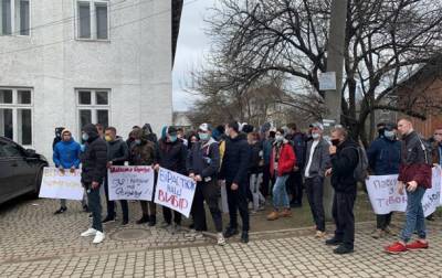 Александр Шевченко - Николай Тищенко - Василий Вирастюк - У ОИК собрались митинги за Вирастюка и Шевченко - korrespondent.net - Ивано-Франковская обл.