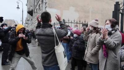 Видео: петербуржцы вышли на защиту сквера в Кузнечном переулке - piter.tv - Санкт-Петербург - район Центральный