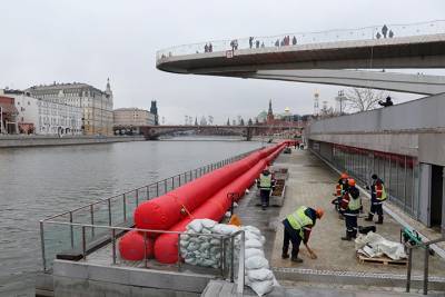 Барьер из 12 водоналивных бонов установят на Москворецкой набережной - vm.ru - Москва