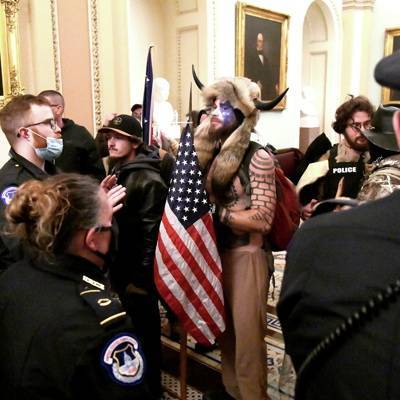 Дональд Трамп - Полицейские потребовали у Трампа материальную компенсацию из-за штурма Капитолия - radiomayak.ru