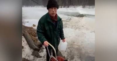В Подмосковье случайный прохожий спас пенсионера, который угодил под лёд на пруду — видео - reendex.ru - Московская обл.