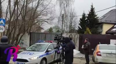 Владимир Барданов - Активная стрельба началась возле дома в Мытищах, где забаррикадировался стрелок - readovka.ru