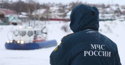 Льдина с 12 рыбаками уплыла в Охотское море у Сахалина - ren.tv - Сахалин