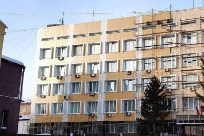 В Росгвардии объяснили дешевую обшивку советского здания и вырубку елок - kras.mk.ru - Красноярский край - Красноярск