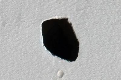 Mars Reconnaissance Orbiter запечатлел вход в таинственную пещеру - from-ua.com - Украина - штат Гавайи - шт. Аризона