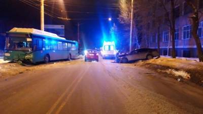 В Челябинске автоледи врезалась в автобус. Пострадал младенец - newdaynews.ru - Челябинск