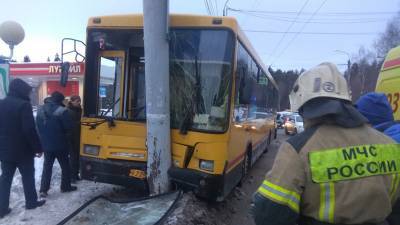 Автобус влетел в столб в Ижевске, много пострадавших - newdaynews.ru - респ. Удмуртия - Ижевск