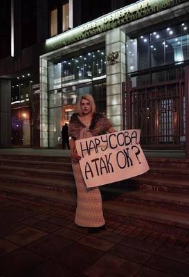 Людмила Нарусова - Журналистка Софико Арифджанова сфотографировалась у здания Совфеда в вечернем платье - znak.com