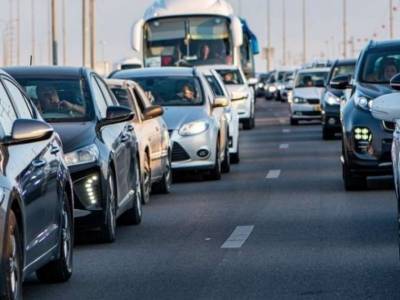 На мостах и улицах Киева образовались большие пробки - lenta.ua - Киев - Сталинград