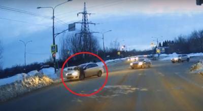 В Чебоксарах сбили женщину с ребенком на руках, момент ДТП попал на видео - pg21.ru - Чебоксары