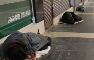 "Запах ужасный, кучи мусора": в Харькове возле станции метро бездомные обустроили "жилье", кадры - kharkov.politeka.net - Харьков