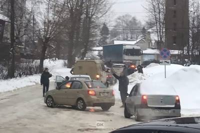 В Коврове пожарные помогли автовладельцам, попавшим в нешуточный замес из-за гололеда - vladimir.mk.ru - Ковров