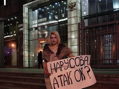 Ксения Собчак - Людмила Нарусова - Журналистка в вечернем платье потроллила возмущенную бомжовыми людьми Нарусову - newsland.com - Россия