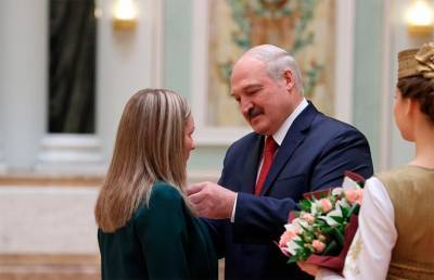 Александр Лукашенко - Лукашенко вручил государственные награды и генеральские погоны во Дворце Независимости - ont.by