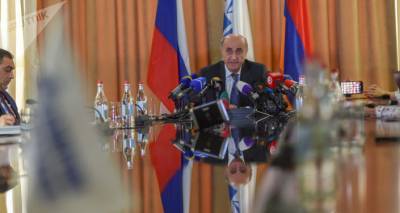 Владимир Путин - Сергей Копыркин - Сергей Копыркин вручил Гендиректору "Газпром Армения" памятную медаль и грамоту - ru.armeniasputnik.am