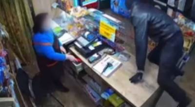 В Киеве продавщице угрожали ножом и вынесли кассу: "пошли в ломбард выкупать собственный телефон" - politeka.net - Киев - район Деснянский