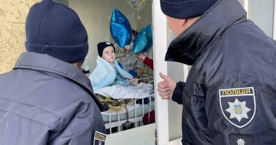 Полицейские снова посетили 10-летнего "патрульного" Сашу, который умирает от рака (фото) - focus.ua