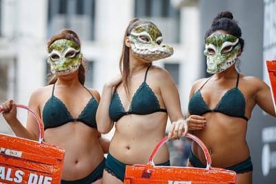 Женщины вышли на улицу в бикини в знак протеста против люксового бренда - lenta.ru