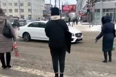 Михаил Мишустин - Кортеж с ГИБДД помешал жителям пройти на зеленый свет в центре Новосибирска - tayga.info - Новосибирск