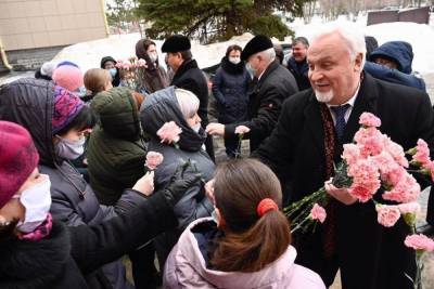 Евгений Матушкин поздравил сотрудниц Дома ребёнка с 8 марта - tambov.mk.ru - Тамбов