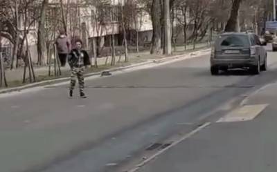 В Киеве неадекватная женщина выбежала на дорогу, бросаясь под машины: на место съехалась полиция, видео - politeka.net - Киев