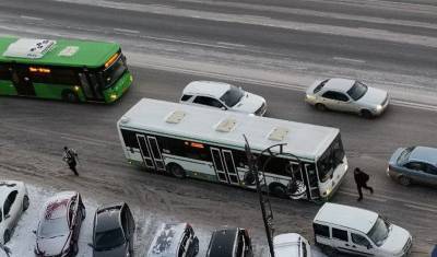 Пассажирский автобус №17 полностью сгорел на трассе в Тюмени - nashgorod.ru - Тюмень