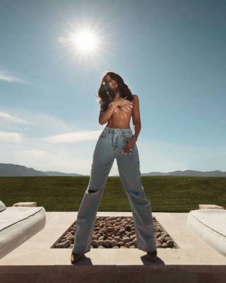 Кортни Кардашьян - Хлоя Кардашьян одела только лишь новую модель джинсов для рекламы собственного бренда Good American - skuke.net - США