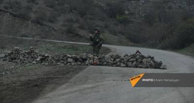 В Шуши азербайджанцы снесли памятник Ивану Тевосяну. Видео - ru.armeniasputnik.am - Азербайджан