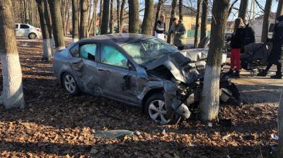 Под Воронежем иномарка после ДТП влетела в дерево - vestivrn.ru - Воронеж