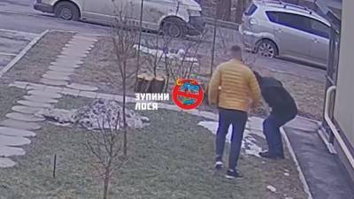 За замечание из-за парковки: в Виннице владелец элитного авто побил прохожего – видео - 24tv.ua - Киев - Новости