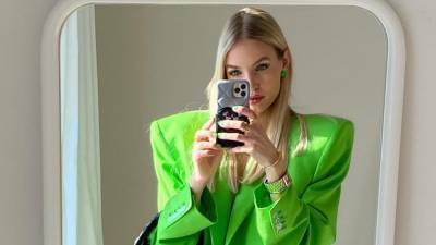 Массивные наплечники в жакетах – тренд весны, который демонстрирует модница Леони Ханне: фото - 24tv.ua