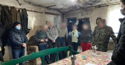 Житель Харьковской области содержал семерых рабов, привлекая к вырубке леса (ФОТО, ВИДЕО) - delo.ua - Харьковская обл. - район Богодуховский