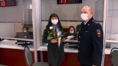 Полицейские поздравили пензячек с наступающим Женским днем - penzainform.ru - Пенза