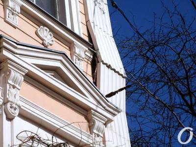 Фотофакт: в Одессе на Пастера угрожающе нависла фасадная плита - odessa-life.od.ua - Одесса