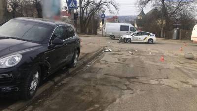 Крайне дорога авария: в Черновцах полицейский Prius протаранил Porsche – фото - 24tv.ua - Киев - Черновцы - Новости