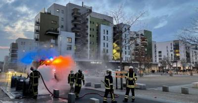 При столкновениях с полицией во французском Лионе сожгли 6 автомобилей - ren.tv - Франция