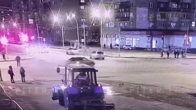 Видео: на перекрестке проспекта Ветеранов и улицы Солдата Корзуна сбили пешехода - piter.tv