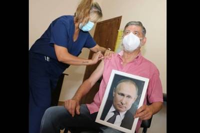 Владимир Путин - Хуан Карлос - Мэр аргентинского города объяснил вакцинацию с портретом Путина в руках - lenta.ru - Аргентина
