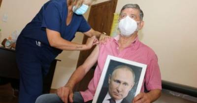 Владимир Путин - Хуан Карлос - Мэр аргентинского города вакцинировался от коронавируса с портретом Путина в руках - tsn.ua - Россия - Аргентина - Буэнос-Айрес