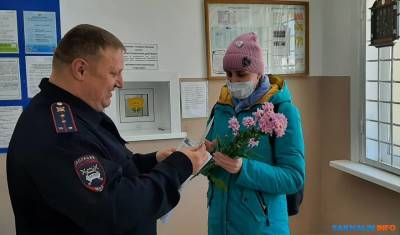 Инспекторы ГИБДД Холмска поздравили автоледи - sakhalin.info - Холмск